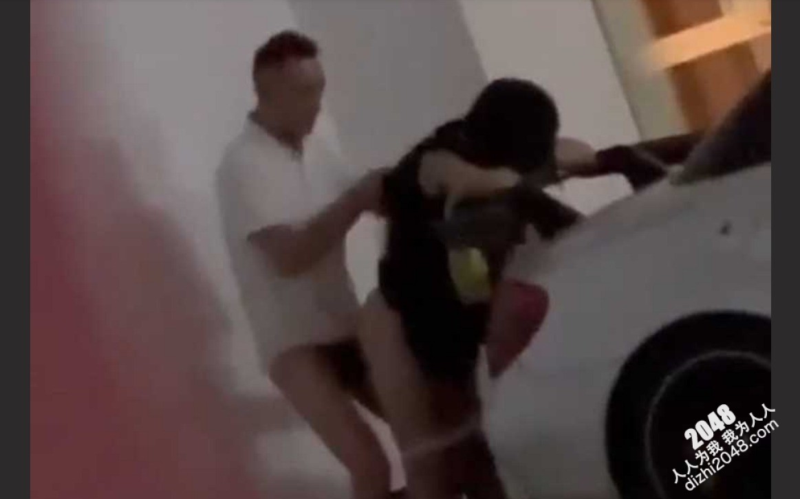 广东云浮吾悦广场地下停车场男女偷情 被瓜友录下全网疯传 中年大叔操小妹 当然急不可耐了