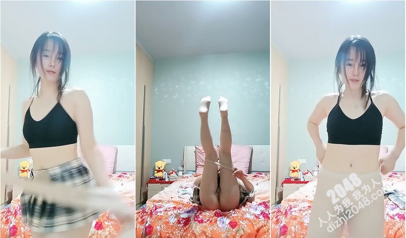 甜美气质韵味离异美少妇寂寞撩骚,JK短裙扮嫩,扣完臊茓的手问粉丝要不要尝壹下