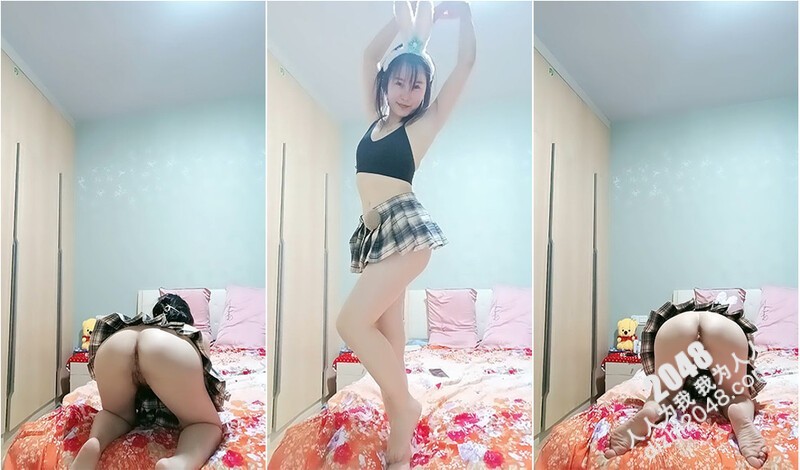 甜美气质韵味离异美少妇寂寞撩骚,JK短裙扮嫩,扣完臊茓的手问粉丝要不要尝壹下