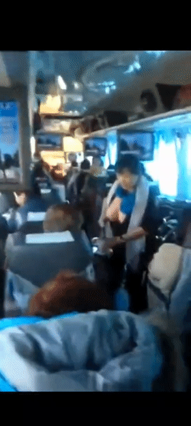 猎奇⚫️⚫️长途客车上阿姨一边露奶子一边服务乘客倒水如此服务若能来一发,老逼也是可以解渴的!